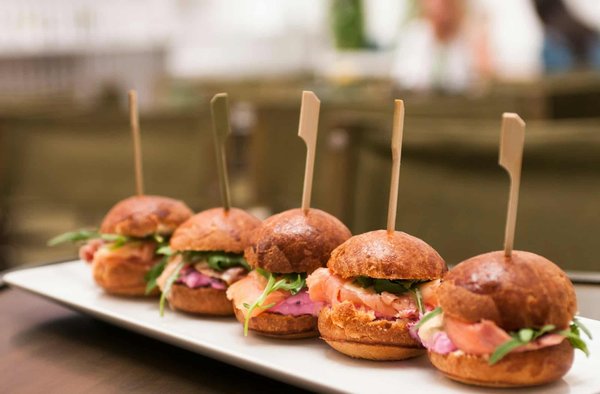 Tendances culinaires : les mini pains burgers en gros, une alternative gourmande et chic pour vos événements